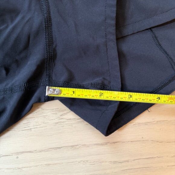 Lululemon Speed Up Low-Rise Lined Short 2.5" in Black, Size 6 - Picture 8 of 8